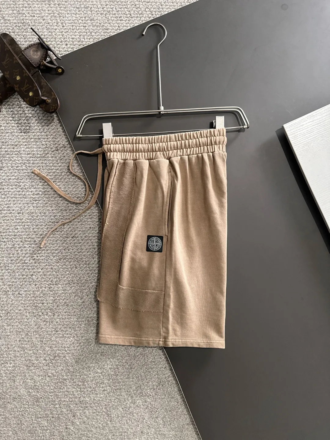 🅿️330 shipped next day, high quality Stone lsland/stone island 2025 spring and summer new style casual solid color loose shorts with elastic band, two needle stitches at the hem of the trousers, fine and firm stitching, custom-made fabrics at the counter, high breathability and comfort, impeccable details, brand element design concept, reflecting high quality. It feels delicate and soft! It presents a casual cut and the upper body shape is great! Size: S-XXL